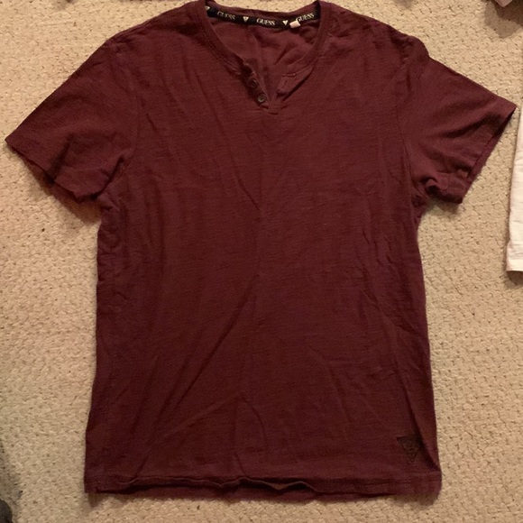 (3) guess v-neck t-shirts. - Picture 2 of 4